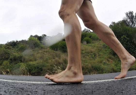 El farmacéutico y atleta Santiago Ruiz corrió descalzo en 2012 desde Granada hasta Motril