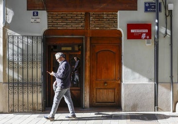 Un hombre pasa junto a la fachada del restaurante, en pleno centro de Valencia.