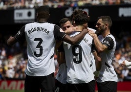 Cristhian Mosquera, de espaldas, celebrando un gol con sus compañeros del Valencia CF.