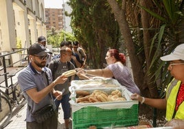Miembros de Ayuda Una Familia durante un reparto de alimentos en la Gran Mezquita.