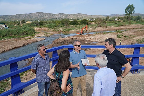 Visita de técnicos de la Confederación al río Turia a su paso por Pedralba.