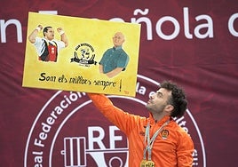 Joan Marco Durá, en el podio homenajeando a sus mentores.