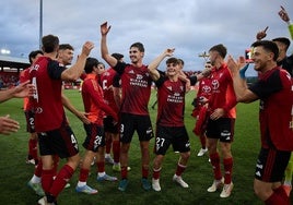 Alberto Reina celebra el gol conseguido durante la ida de la final del playoff de ascenso a Primera División.