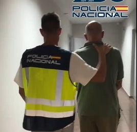 El arrestado entrando a dependencias policiales.