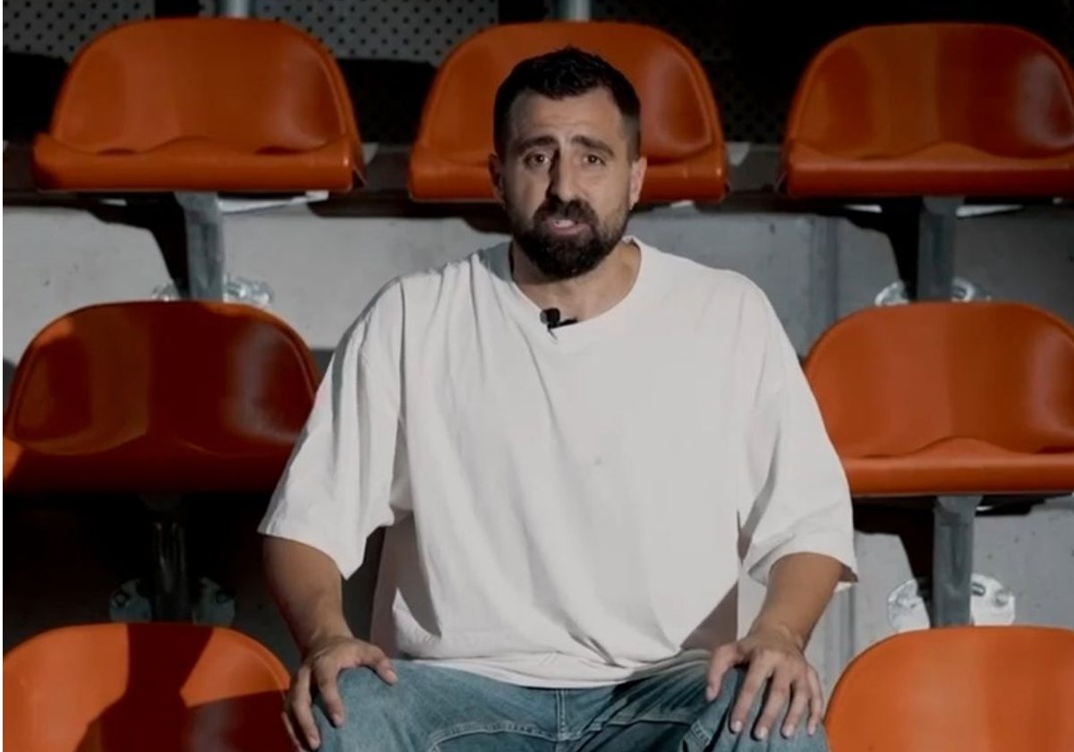 Artur Martínez, cantante de La Fúmiga, en el vídeo promocional del nuevo himno del Valencia Basket.