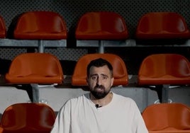 Artur Martínez, cantante de La Fúmiga, en el vídeo promocional del nuevo himno del Valencia Basket.