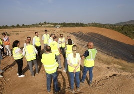 Grupo en la visita de obras de este lunes al antiguo vertedero.