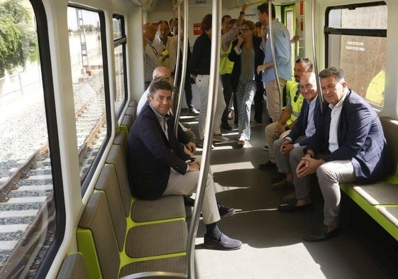 El presidente Mazón, este lunes en el metro en pruebas junto al conseller Martínez Mus.