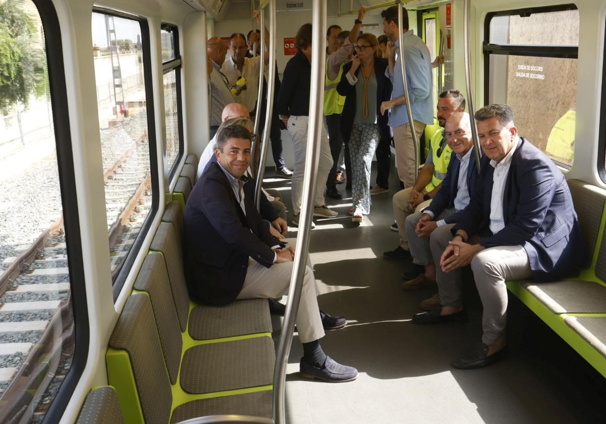 El presidente Mazón, este lunes en el metro en pruebas junto al conseller Martínez Mus.