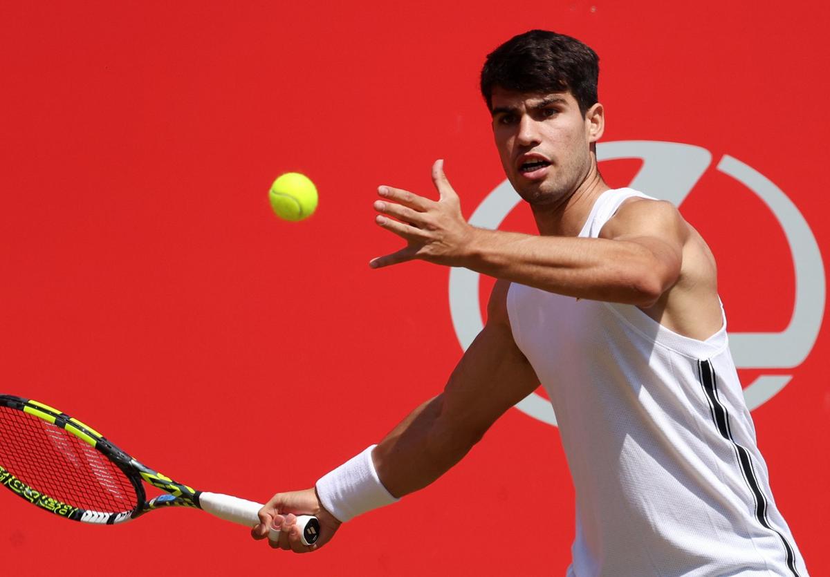 Alcaraz entrena en Queen's este lunes.