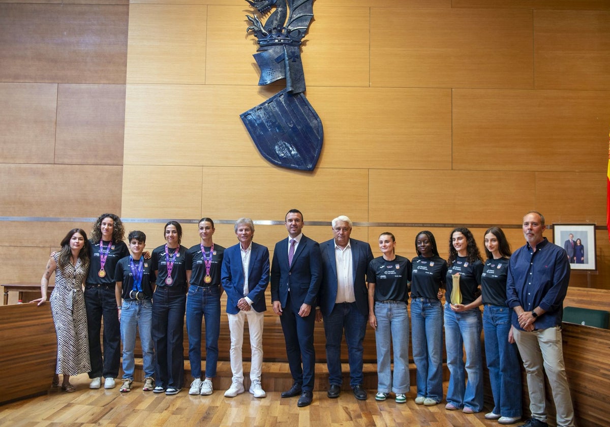 Vicent Mompó, junto a las atletas del Diputación Valencia Club de Atletismo.