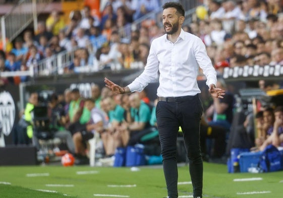 Carlos Corberán, durante el último partido de la temporada del Valencia CF en Mestalla.