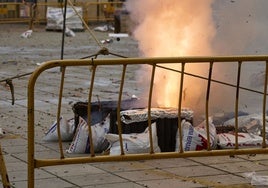 Una mascletà en la plaza de la Virgen.