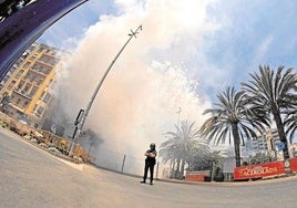 Mascletà en la plaza de los Luceros.