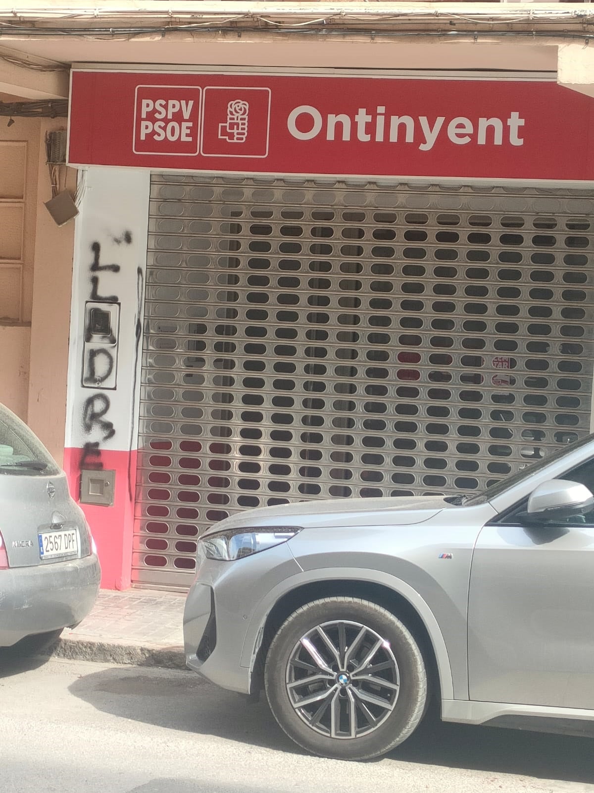 Pintada en la fachada de la sede del PSPV de Ontinyent.