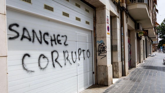 Pintada de 'Sánchez corrupto' en la vivienda de Ábalos.
