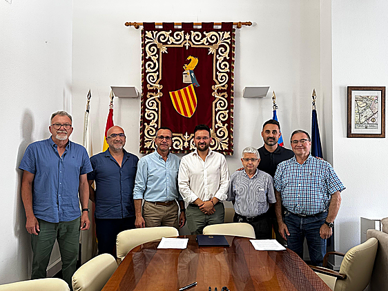 Los alcaldes y concejales de los tres municipios que han firmado el manifiesto.