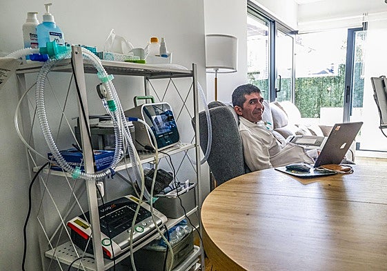 Un paciente con ELA en su domicilio.