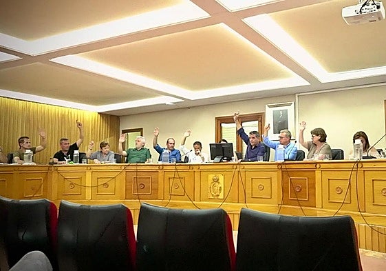 Votación del presupuesto municipal, este martes en Chiva.