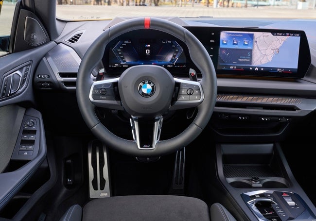 La doble pantalla tras el volante protagoniza el habitáculo.