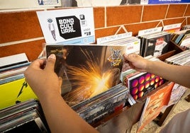 Compra de discos con el bono cultural en una tienda de discos.