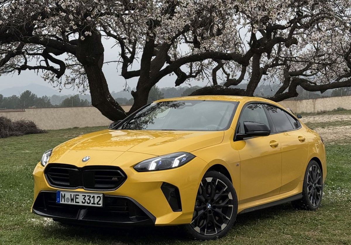 En la variante más deportiva, el M235 xDrive, encontramos detalles de diseño diferenciales por su agresividad y deportividad tanto por dentro como por fuera.