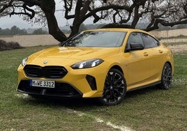 En la variante más deportiva, el M235 xDrive, encontramos detalles de diseño diferenciales por su agresividad y deportividad tanto por dentro como por fuera.