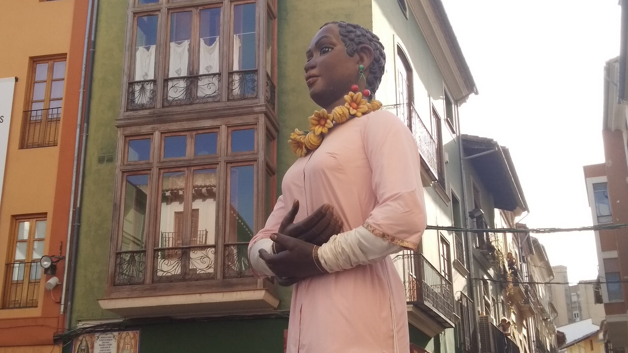 Los gegants negros estrenan este año vestuario.