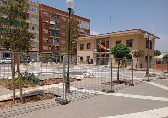 Plaza de España de Picanya, este martes con la valla de obras.