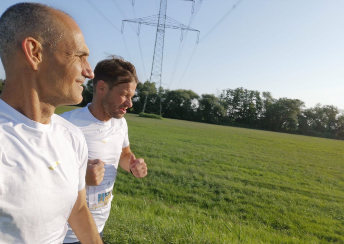 Imagen secundaria 1 - Momentos del entrenamiento el sábado para activarse cara a la carrera. Seis kilómetros alrededor del lago Havel. 
