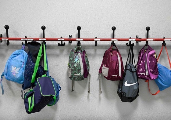 Mochilas en una clase, en una imagen de archivo.