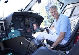 Jesús Calleja, en el nuevo helicóptero.
