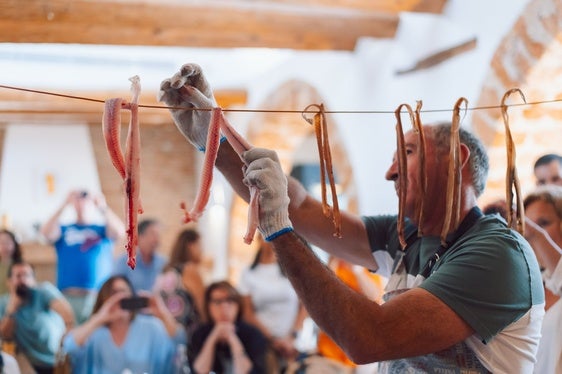 Amadeu Ros durante una edición anterior de la Feria de salazones, atún y pescado seco.
