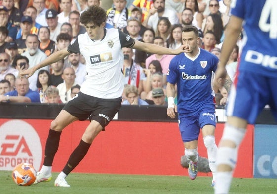 Javi Guerra, durante un partido con el Valencia en Mestalla.