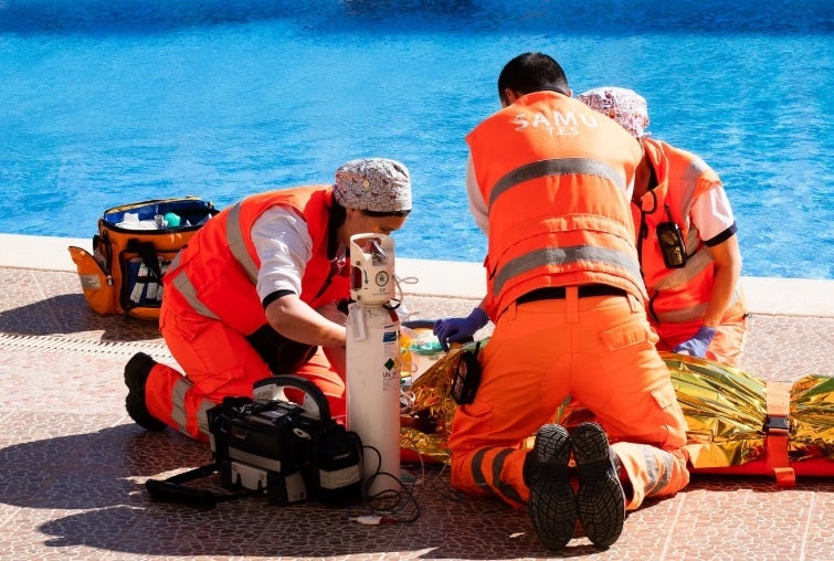 Los servicios sanitarios reaniman a una persona con síntomas de ahogamiento.