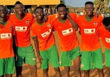 Sadiq sigue poniéndose la camiseta del Valencia hasta en una pachanga en Nigeria