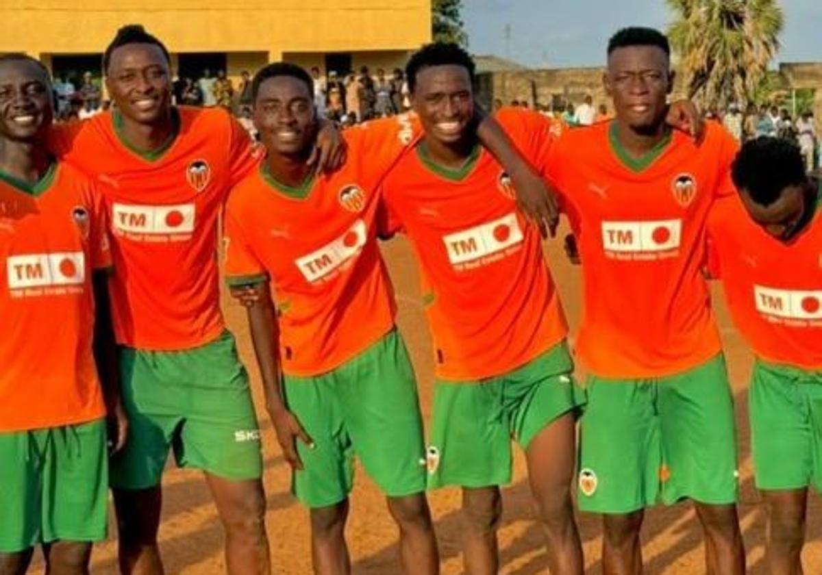 Umar Sadiq, en su Nigeria natal, junto a sus amigos., todos con camisetas del Valencia CF.