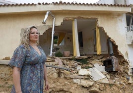 Silvia Torres, ante su casa destrozada.