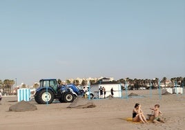 Sombrillas por montar en la playa de la Malvarrosa.