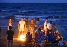 Hogueras en la Noche de San Juan el pasado año en una playa de Valencia.