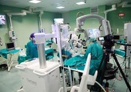 Equipo sanitario en una intervención quirúrgica robótica.