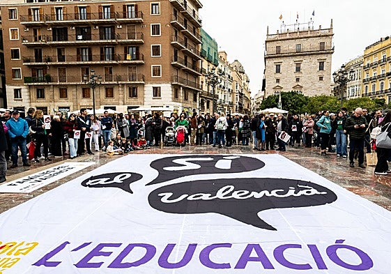 Concentración a favor del valenciano de cara a la consulta de mediados de curso.