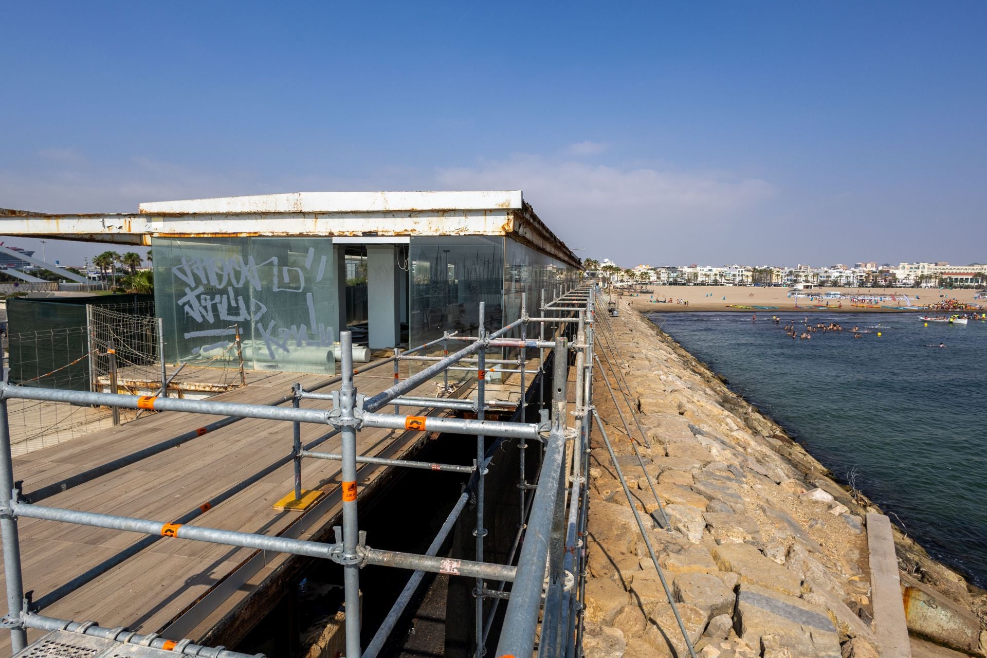 De restaurante de lujo en la Marina de Valencia a chatarra sobre las olas