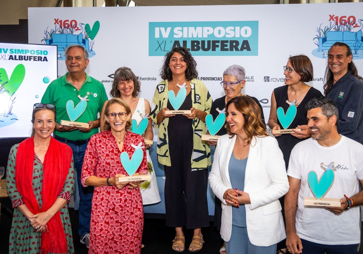 Representantes de las asociaciones de voluntarios junto a la alcaldesa de Valencia, María José Catalá.