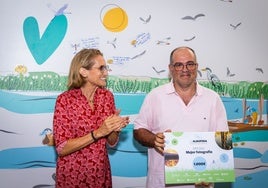 Fernando Botella con el premio por su fotografía.