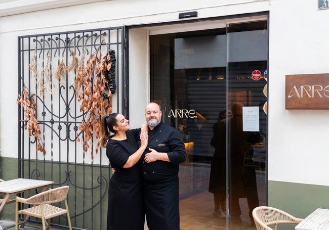 Pedro y Beatriz, en la puerta de Arre.