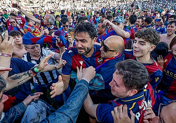 Iborra celebra junto a los aficionados granotas en El Plantío.