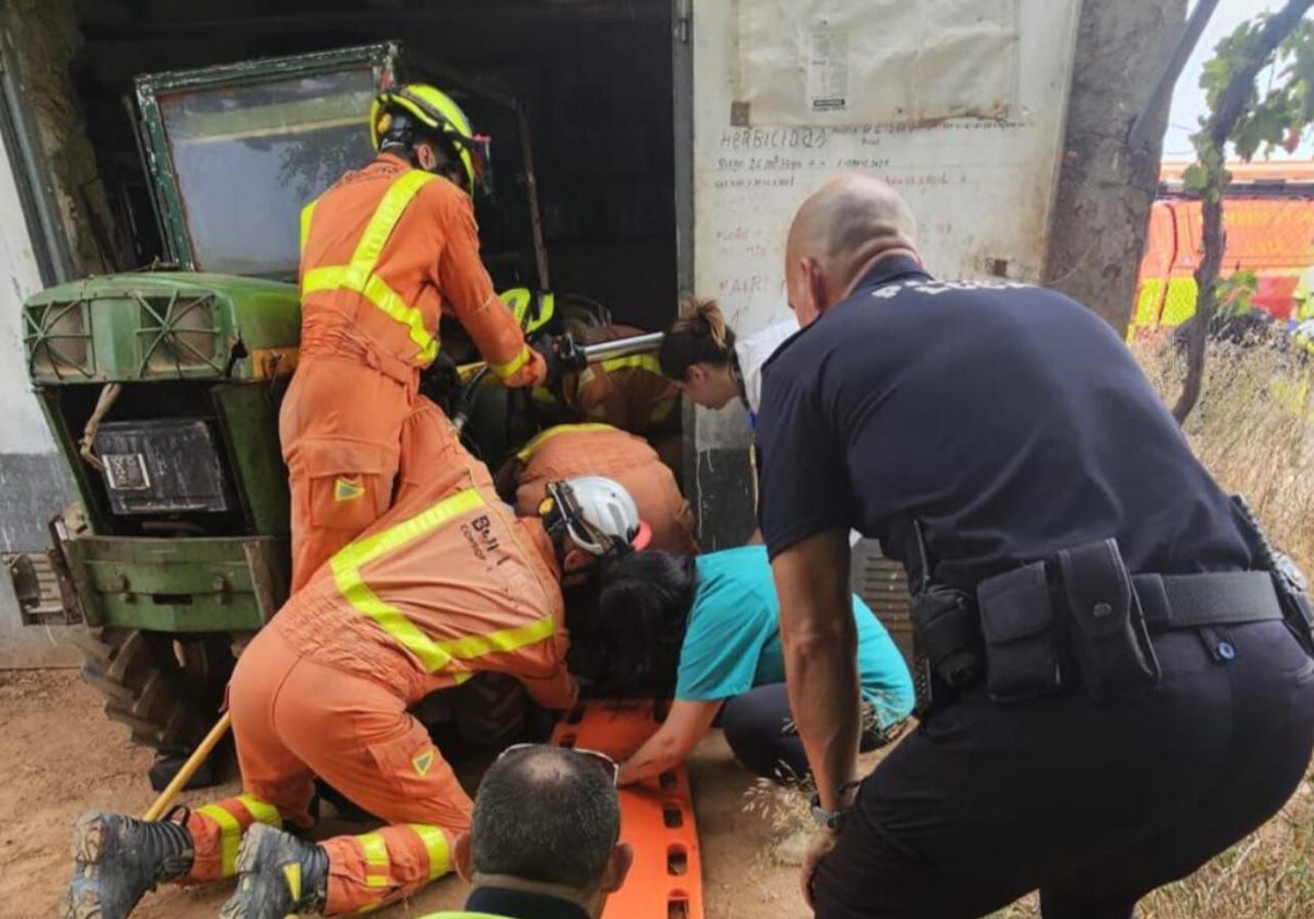 Los bomberos liberan a un hombre atrapado entre su tractor y una caseta en Bétera