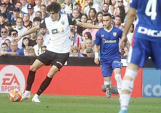 Javi Guerra, durante el partido contra el Athletic en Mestalla.