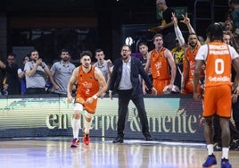 El banquillo del Valencia Basket celebra un triple de Josep Puerto en Tenerife.